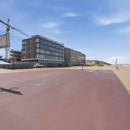 Estran Op De Zeedijk Met Frontaal Zeezicht - Sint-idesbald